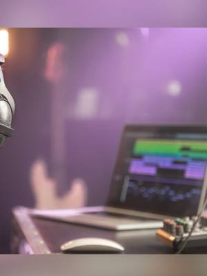 Edición y producción de audio para podcast en estación de trabajo digital